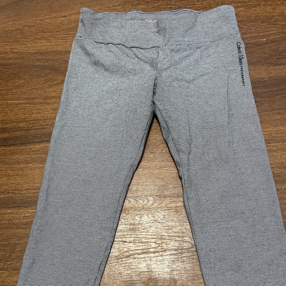 Cropped black and white strip yogas